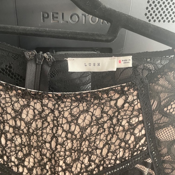 Lace dress - Picture 4 of 4